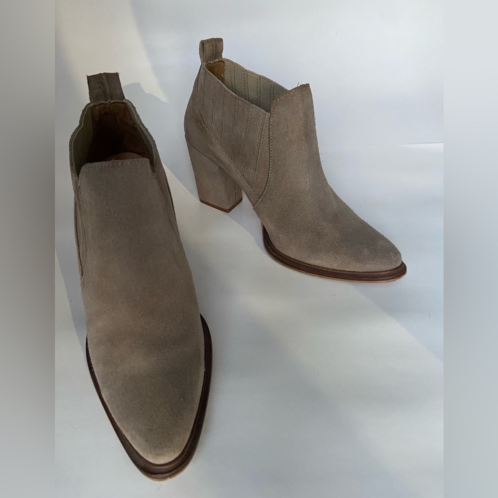 Zara buff tan suede ankle booties.